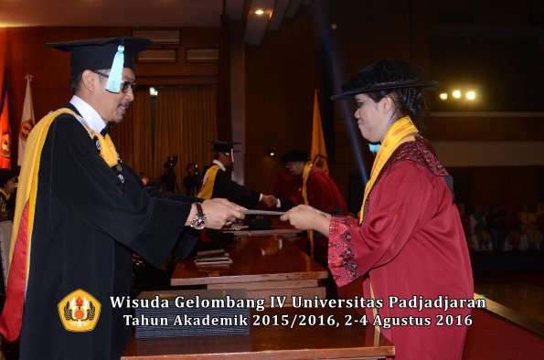 Wisuda Unpad Gel IV TA 2015_2016 Fakultas Ilmu Budaya Oleh Dekan -027