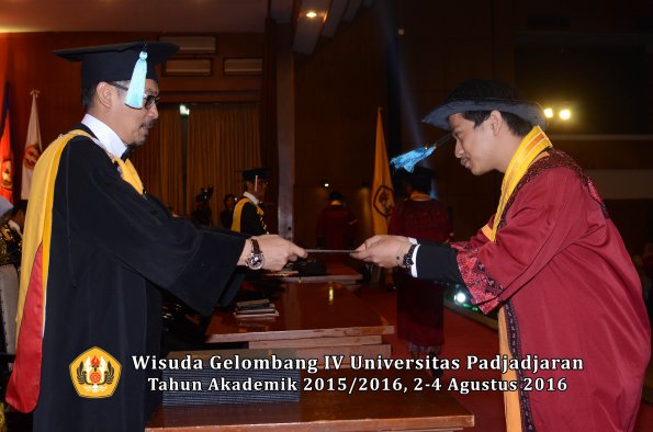 Wisuda Unpad Gel IV TA 2015_2016 Fakultas Ilmu Budaya Oleh Dekan -028