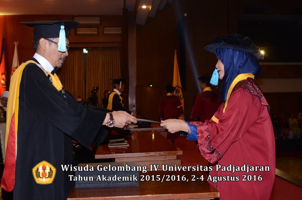Wisuda Unpad Gel IV TA 2015_2016 Fakultas Ilmu Budaya Oleh Dekan -029