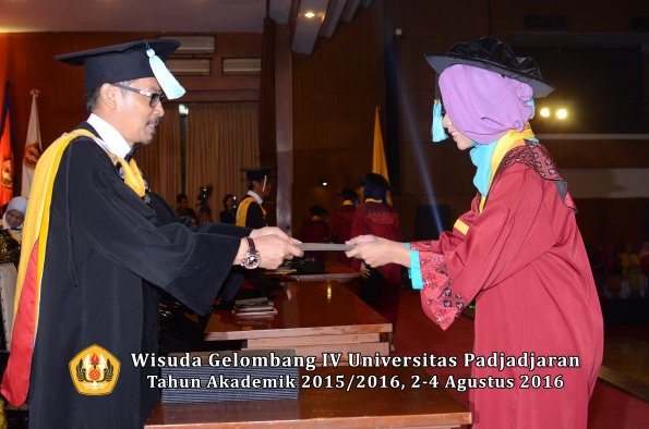 Wisuda Unpad Gel IV TA 2015_2016 Fakultas Ilmu Budaya Oleh Dekan -030