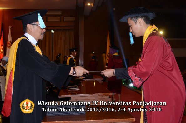 Wisuda Unpad Gel IV TA 2015_2016 Fakultas Ilmu Budaya Oleh Dekan -031