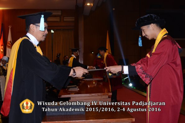 Wisuda Unpad Gel IV TA 2015_2016 Fakultas Ilmu Budaya Oleh Dekan -032
