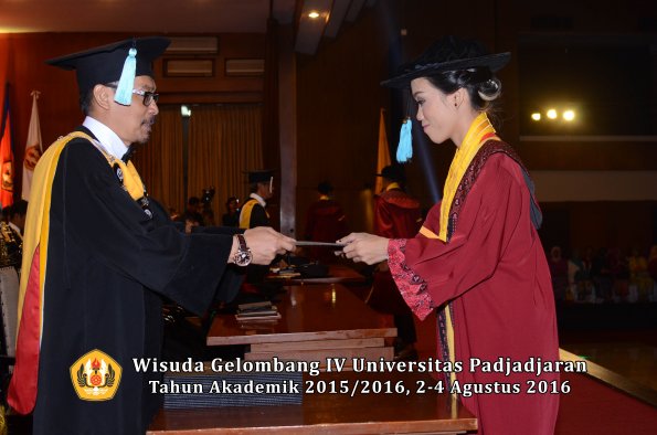 Wisuda Unpad Gel IV TA 2015_2016 Fakultas Ilmu Budaya Oleh Dekan -033