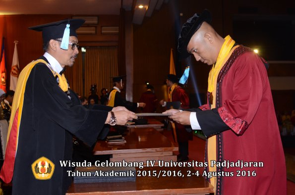 Wisuda Unpad Gel IV TA 2015_2016 Fakultas Ilmu Budaya Oleh Dekan -037