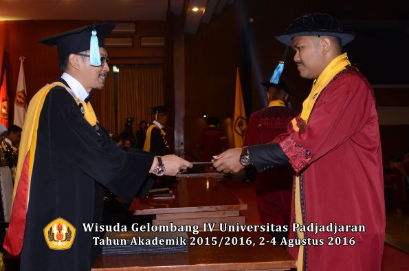 Wisuda Unpad Gel IV TA 2015_2016 Fakultas Ilmu Budaya Oleh Dekan -038