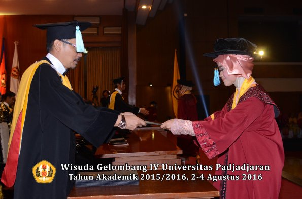 Wisuda Unpad Gel IV TA 2015_2016 Fakultas Ilmu Budaya Oleh Dekan -041