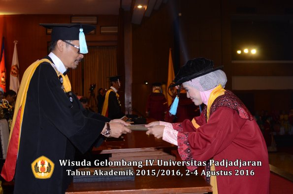 Wisuda Unpad Gel IV TA 2015_2016 Fakultas Ilmu Budaya Oleh Dekan -042