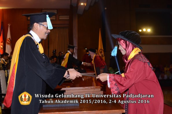 Wisuda Unpad Gel IV TA 2015_2016 Fakultas Ilmu Budaya Oleh Dekan -045