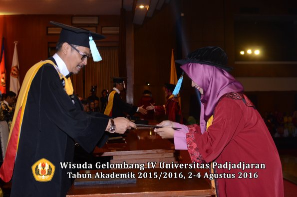 Wisuda Unpad Gel IV TA 2015_2016 Fakultas Ilmu Budaya Oleh Dekan -046