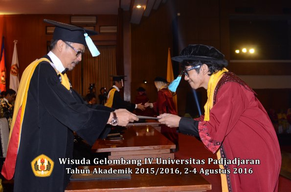 Wisuda Unpad Gel IV TA 2015_2016 Fakultas Ilmu Budaya Oleh Dekan -048