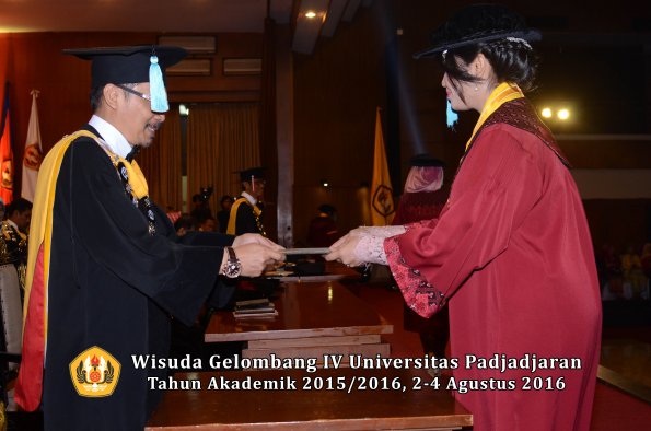 Wisuda Unpad Gel IV TA 2015_2016 Fakultas Ilmu Budaya Oleh Dekan -050