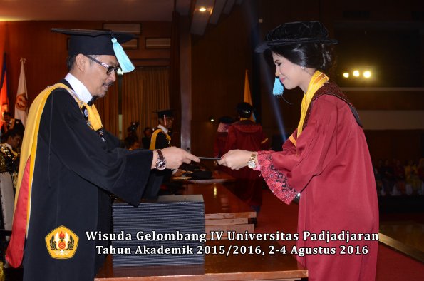 Wisuda Unpad Gel IV TA 2015_2016 Fakultas Ilmu Budaya Oleh Dekan -051