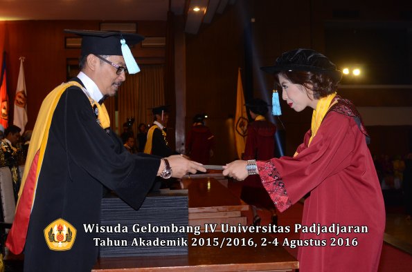 Wisuda Unpad Gel IV TA 2015_2016 Fakultas Ilmu Budaya Oleh Dekan -052