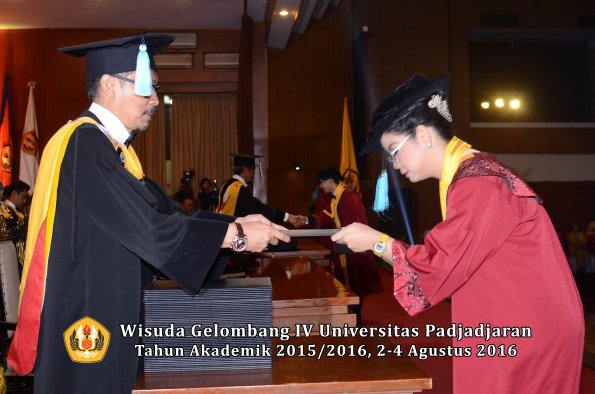 Wisuda Unpad Gel IV TA 2015_2016 Fakultas Ilmu Budaya Oleh Dekan -054
