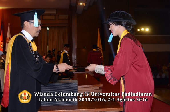 Wisuda Unpad Gel IV TA 2015_2016 Fakultas Ilmu Budaya Oleh Dekan -056