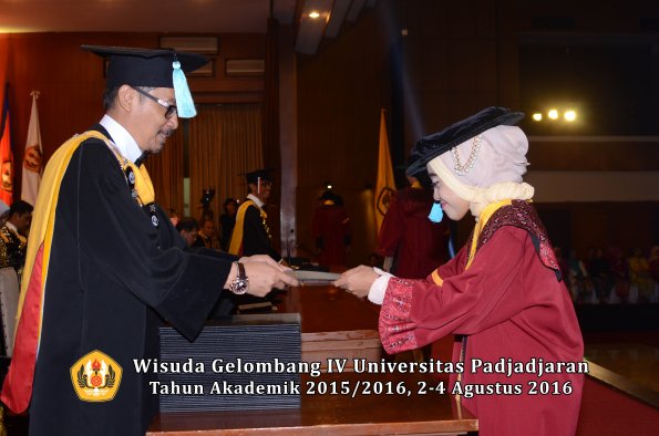 Wisuda Unpad Gel IV TA 2015_2016 Fakultas Ilmu Budaya Oleh Dekan -057