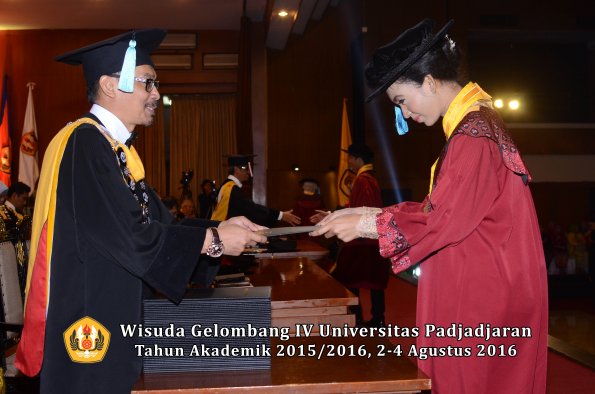 Wisuda Unpad Gel IV TA 2015_2016 Fakultas Ilmu Budaya Oleh Dekan -059