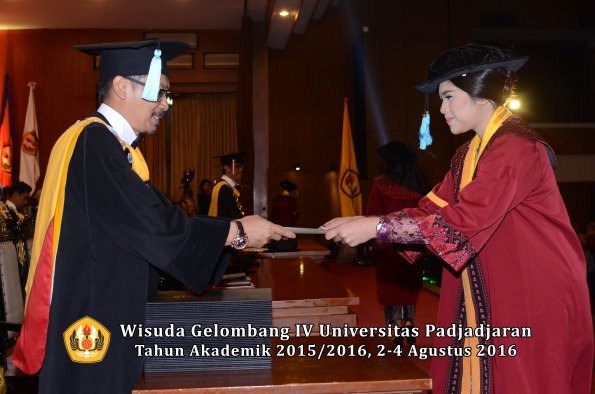 Wisuda Unpad Gel IV TA 2015_2016 Fakultas Ilmu Budaya Oleh Dekan -061