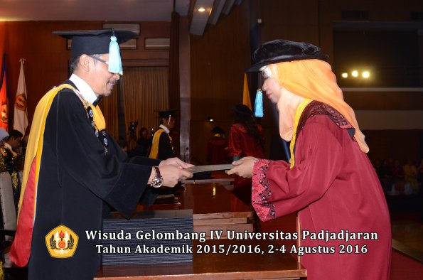 Wisuda Unpad Gel IV TA 2015_2016 Fakultas Ilmu Budaya Oleh Dekan -064
