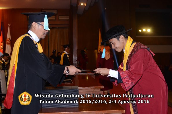 Wisuda Unpad Gel IV TA 2015_2016 Fakultas Ilmu Budaya Oleh Dekan -065