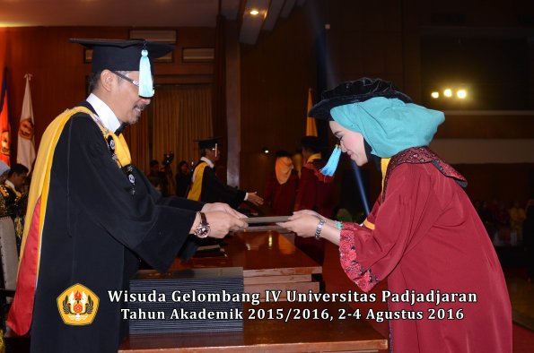 Wisuda Unpad Gel IV TA 2015_2016 Fakultas Ilmu Budaya Oleh Dekan -066