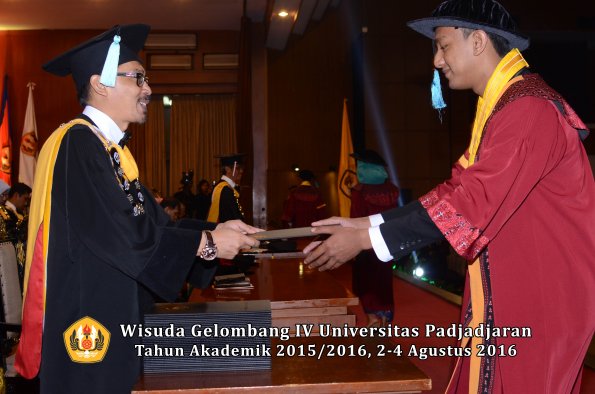 Wisuda Unpad Gel IV TA 2015_2016 Fakultas Ilmu Budaya Oleh Dekan -067