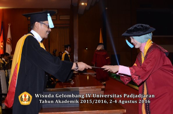Wisuda Unpad Gel IV TA 2015_2016 Fakultas Ilmu Budaya Oleh Dekan -069