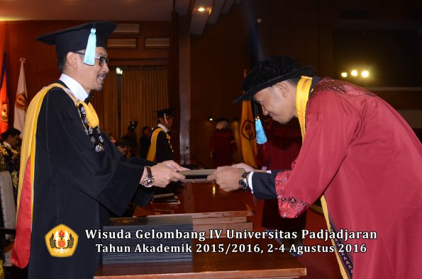 Wisuda Unpad Gel IV TA 2015_2016 Fakultas Ilmu Budaya Oleh Dekan -070