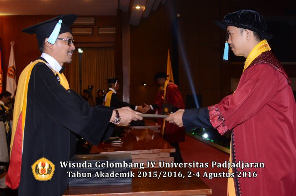 Wisuda Unpad Gel IV TA 2015_2016 Fakultas Ilmu Budaya Oleh Dekan -071
