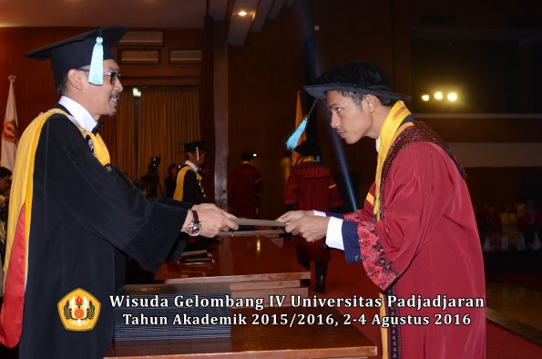 Wisuda Unpad Gel IV TA 2015_2016 Fakultas Ilmu Budaya Oleh Dekan -072