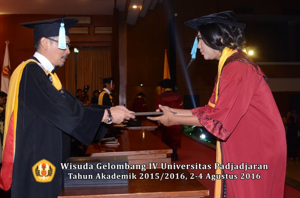Wisuda Unpad Gel IV TA 2015_2016 Fakultas Ilmu Budaya Oleh Dekan -073