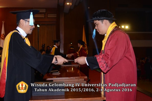 Wisuda Unpad Gel IV TA 2015_2016 Fakultas Ilmu Budaya Oleh Dekan -077