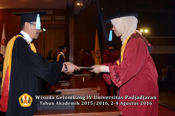 Wisuda Unpad Gel IV TA 2015_2016 Fakultas Ilmu Budaya Oleh Dekan -079