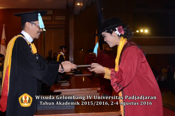 Wisuda Unpad Gel IV TA 2015_2016 Fakultas Ilmu Budaya Oleh Dekan -080