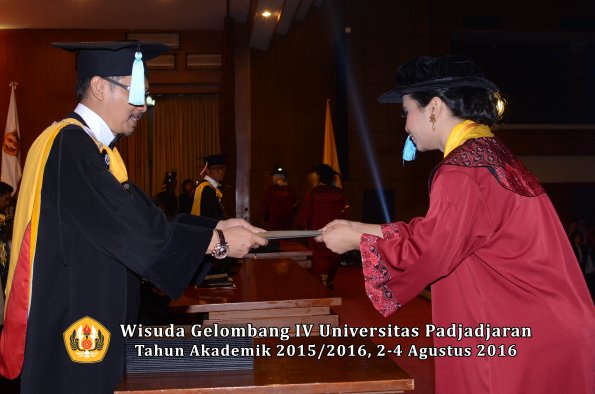 Wisuda Unpad Gel IV TA 2015_2016 Fakultas Ilmu Budaya Oleh Dekan -081