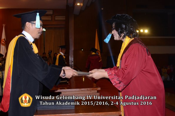 Wisuda Unpad Gel IV TA 2015_2016 Fakultas Ilmu Budaya Oleh Dekan -082