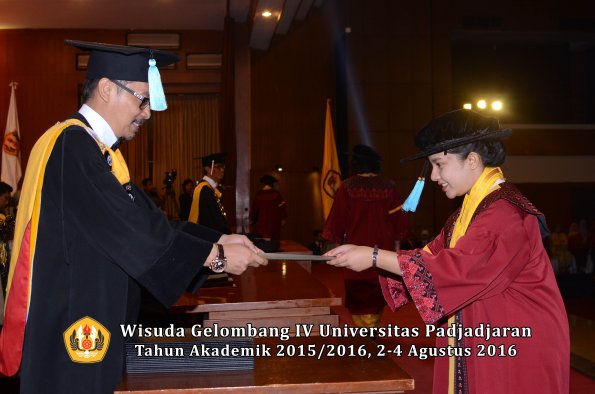 Wisuda Unpad Gel IV TA 2015_2016 Fakultas Ilmu Budaya Oleh Dekan -083