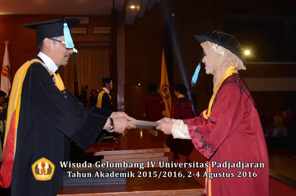 Wisuda Unpad Gel IV TA 2015_2016 Fakultas Ilmu Budaya Oleh Dekan -084