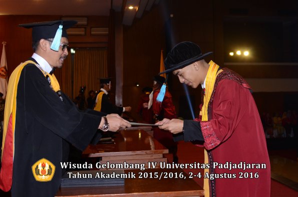 Wisuda Unpad Gel IV TA 2015_2016 Fakultas Ilmu Budaya Oleh Dekan -090