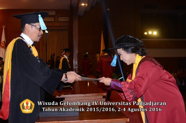 Wisuda Unpad Gel IV TA 2015_2016 Fakultas Ilmu Budaya Oleh Dekan -091