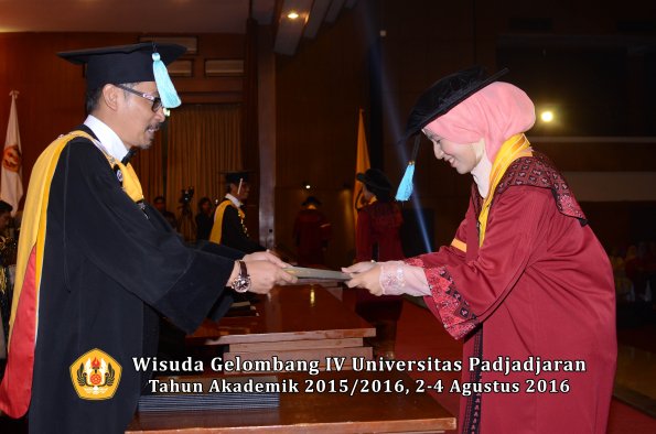 Wisuda Unpad Gel IV TA 2015_2016 Fakultas Ilmu Budaya Oleh Dekan -092