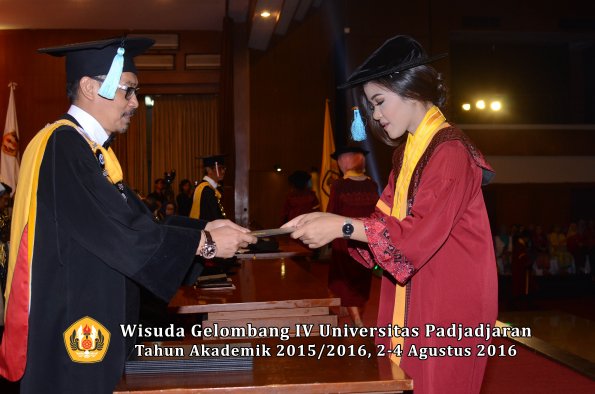 Wisuda Unpad Gel IV TA 2015_2016 Fakultas Ilmu Budaya Oleh Dekan -093