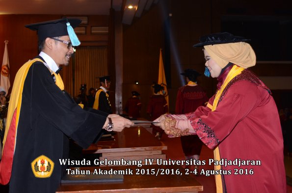 Wisuda Unpad Gel IV TA 2015_2016 Fakultas Ilmu Budaya Oleh Dekan -097