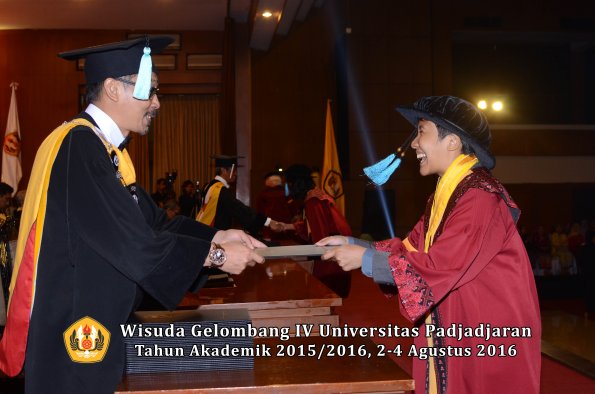 Wisuda Unpad Gel IV TA 2015_2016 Fakultas Ilmu Budaya Oleh Dekan -103