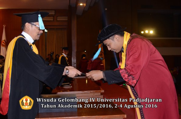 Wisuda Unpad Gel IV TA 2015_2016 Fakultas Ilmu Budaya Oleh Dekan -104