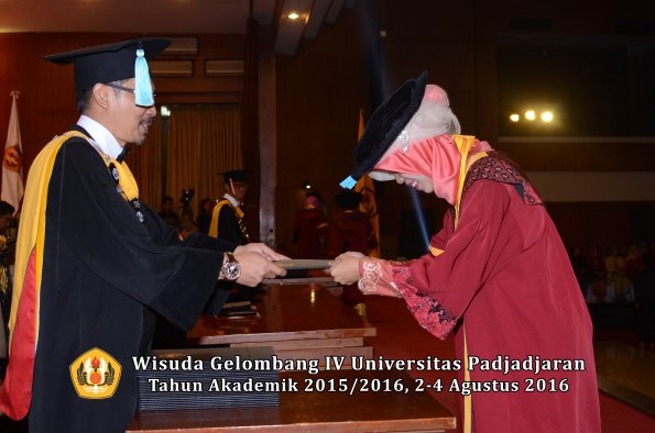 Wisuda Unpad Gel IV TA 2015_2016 Fakultas Ilmu Budaya Oleh Dekan -107