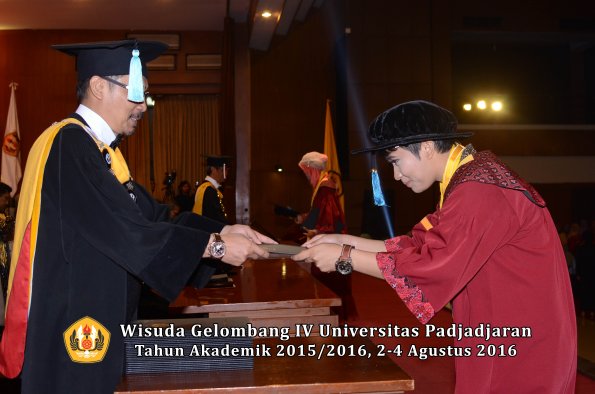Wisuda Unpad Gel IV TA 2015_2016 Fakultas Ilmu Budaya Oleh Dekan -108