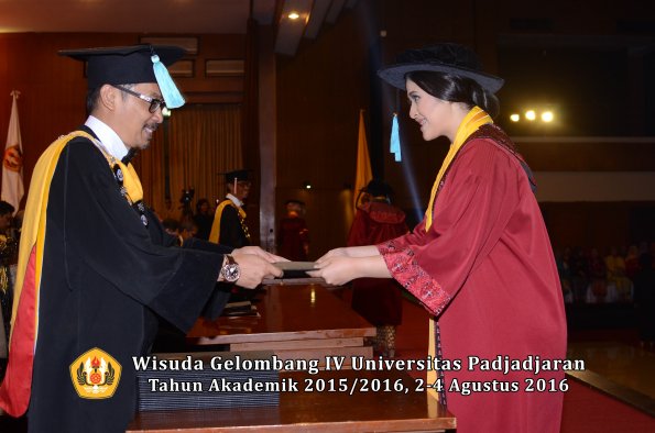 Wisuda Unpad Gel IV TA 2015_2016 Fakultas Ilmu Budaya Oleh Dekan -109