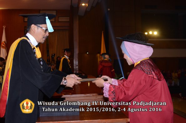 Wisuda Unpad Gel IV TA 2015_2016 Fakultas Ilmu Budaya Oleh Dekan -112