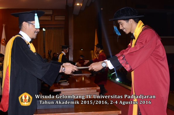 Wisuda Unpad Gel IV TA 2015_2016 Fakultas Ilmu Budaya Oleh Dekan -114